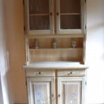 credenza con vetrina decorata