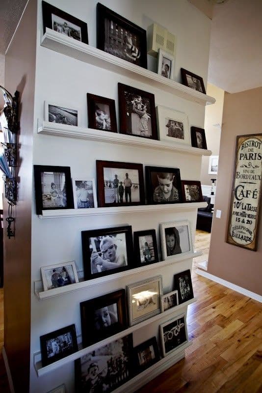 esposizione creativa di fotografie mensola stretta per esporre foto