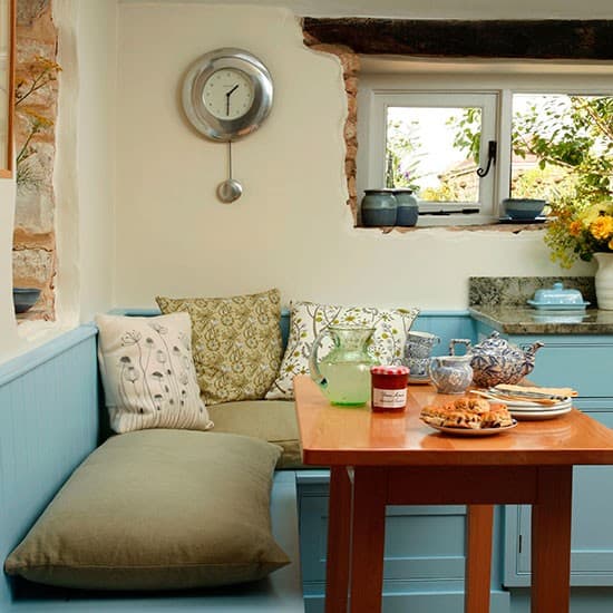 cucina country con tavolo e panca