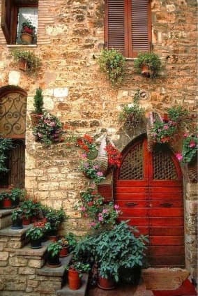 ingresso con porta rossa