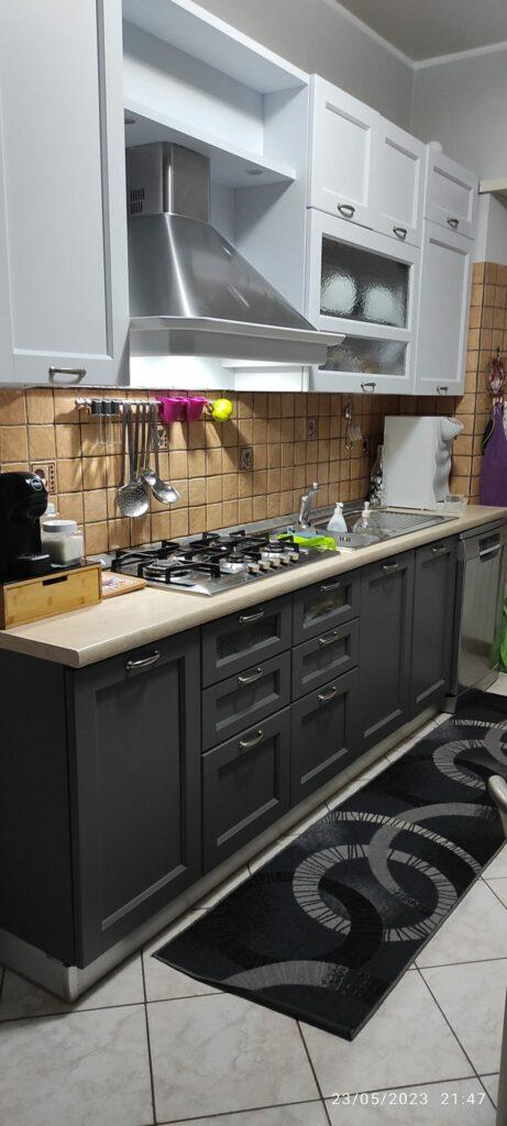 cucina dipinta con i colori di lucia