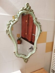 cornice specchio dipinta con chalk paint 