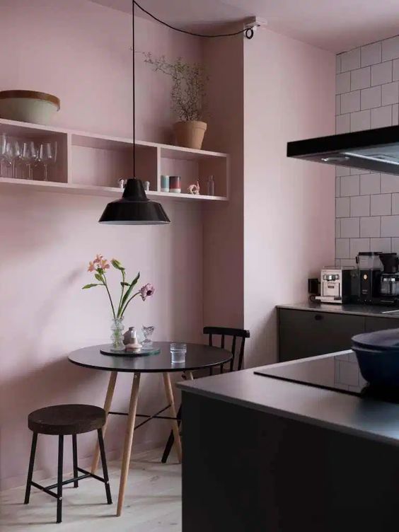 cucina nera con parete rosa
