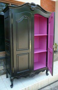 armadio nero interno fucsia