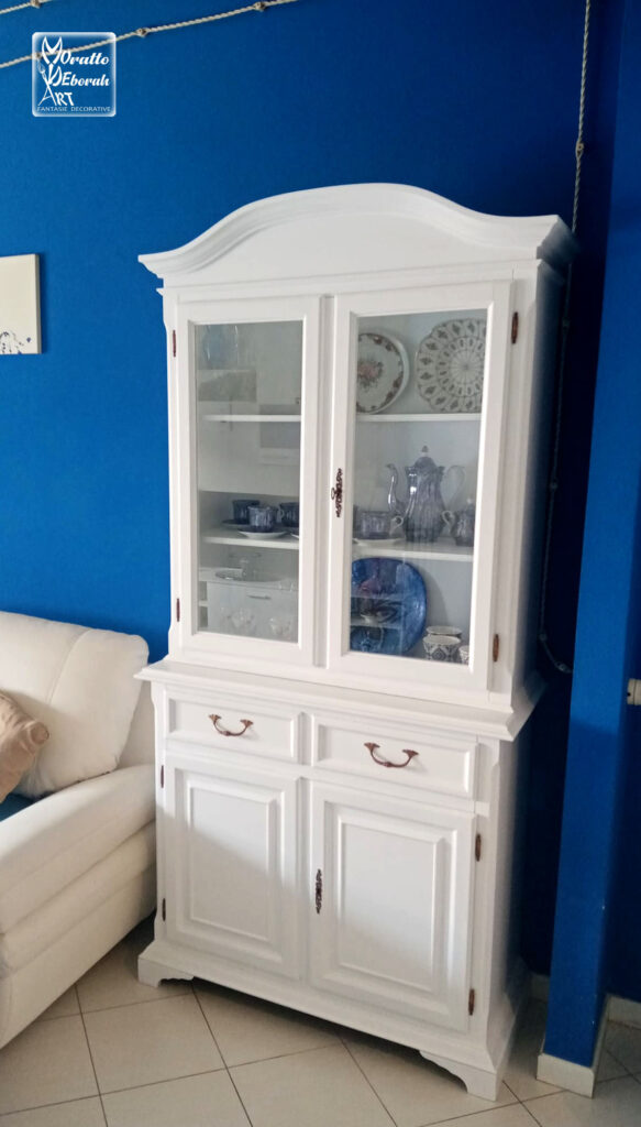 mobile bianco dipinto per casa in riva al mare