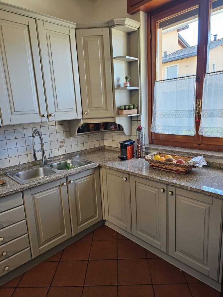 cucina colorata con i colori di lucia
