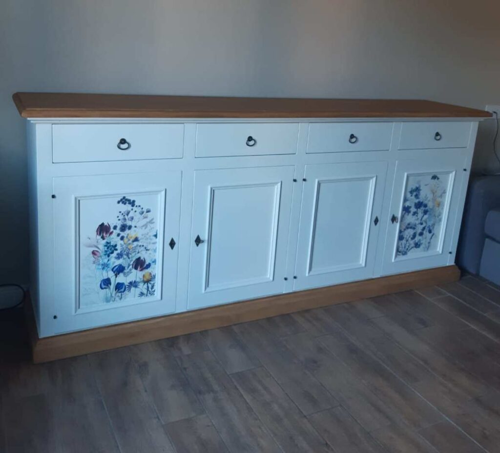 credenza arte povera colorata e decorata