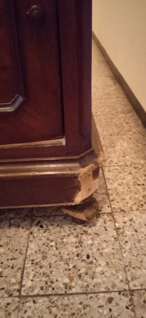 era un comodino malridotto
